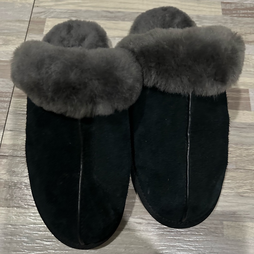 Ugg slippers like new size 9